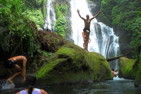 Erleben Sie eine unvergessliche Tagestour mit dem Bike zu den Reisterrassen und dem heiligen Wasser in Bali!