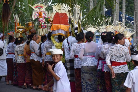 Erleben Sie eine unvergessliche Radtour von Bedugul nach Ubud mit Tempelbesuch und atemberaubender Natur!